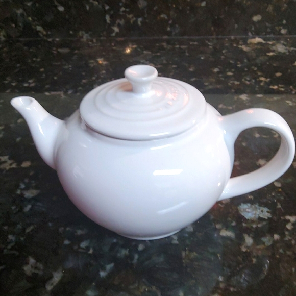 Le creuset white tea pot with infuser vguc